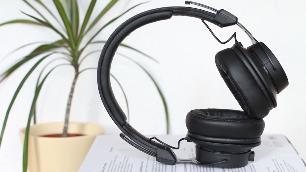 If you afre looking for the best headphones for online classes in 2021, We have the best options for you even if you are a teacher or a student, with the best headphones in best price range in 2021